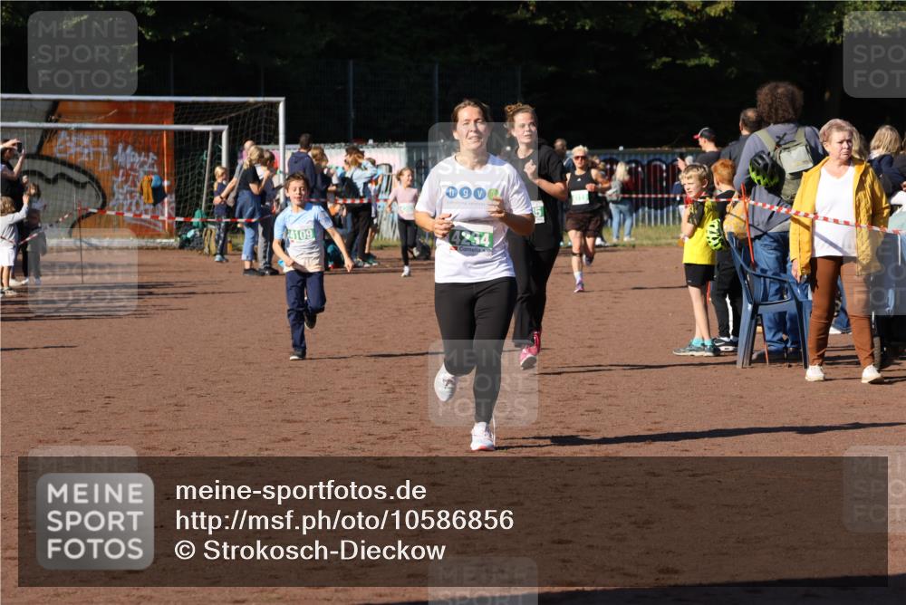27.09.2026 - 35. Volkslauf durch das schöne Alstertal Strokosch-Dieckow http://msf.ph/oto/10586856 27.09.2026 10:59:20 Ziel 4109, 4185, 4234 meine-sportfotos.de