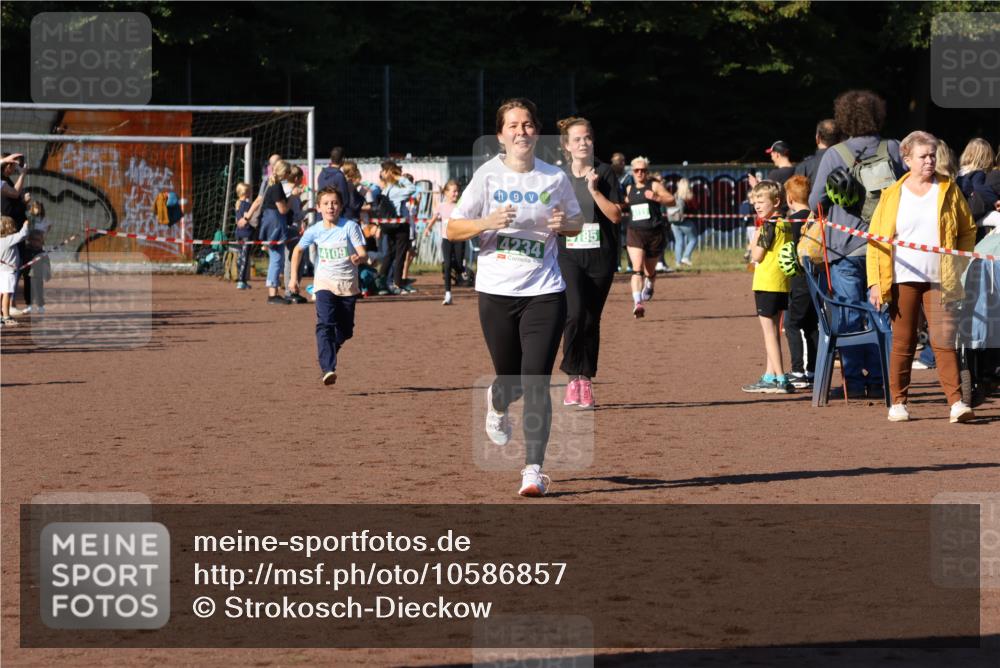 27.09.2026 - 35. Volkslauf durch das schöne Alstertal Strokosch-Dieckow http://msf.ph/oto/10586857 27.09.2026 10:59:20 Ziel 4109, 4185, 4234 meine-sportfotos.de