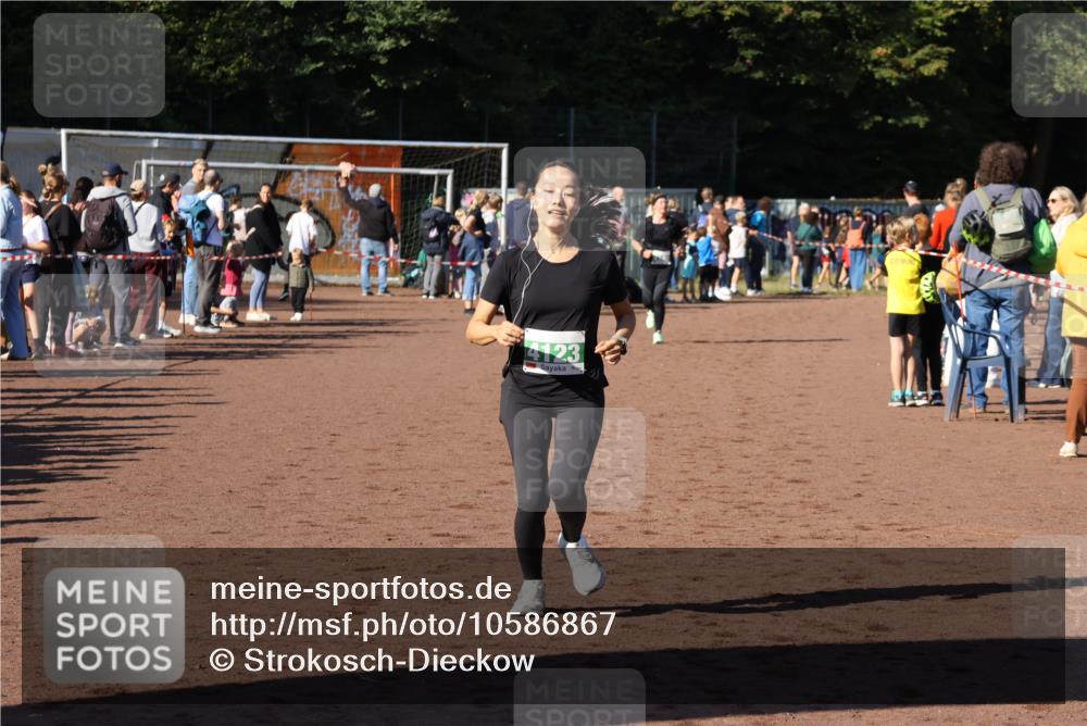 27.09.2026 - 35. Volkslauf durch das schöne Alstertal Strokosch-Dieckow http://msf.ph/oto/10586867 27.09.2026 10:58:50 Ziel 4123 meine-sportfotos.de