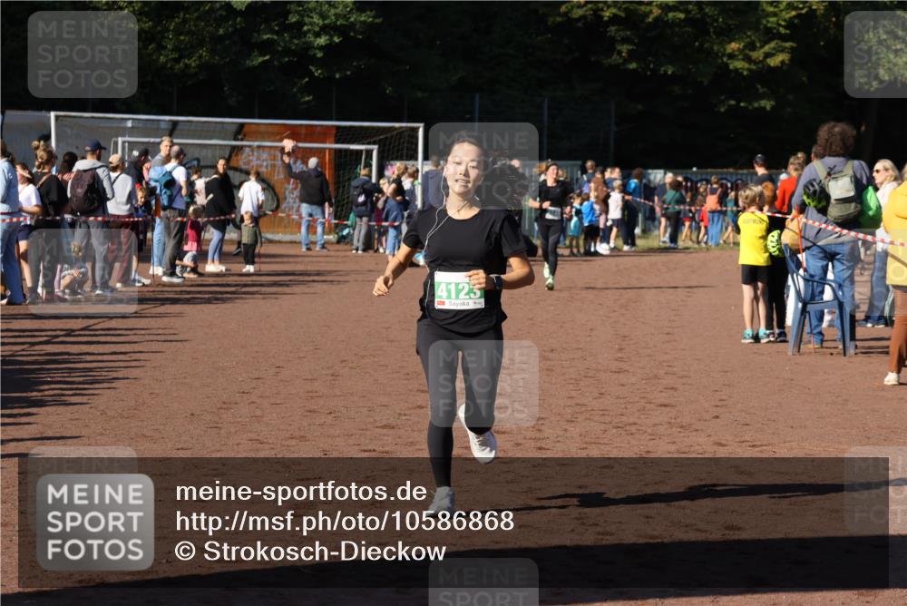 27.09.2026 - 35. Volkslauf durch das schöne Alstertal Strokosch-Dieckow http://msf.ph/oto/10586868 27.09.2026 10:58:50 Ziel 4123 meine-sportfotos.de