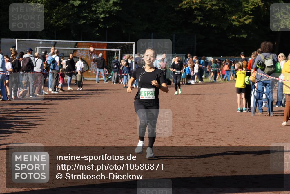 27.09.2026 - 35. Volkslauf durch das schöne Alstertal Strokosch-Dieckow http://msf.ph/oto/10586871 27.09.2026 10:58:49 Ziel 4123 meine-sportfotos.de