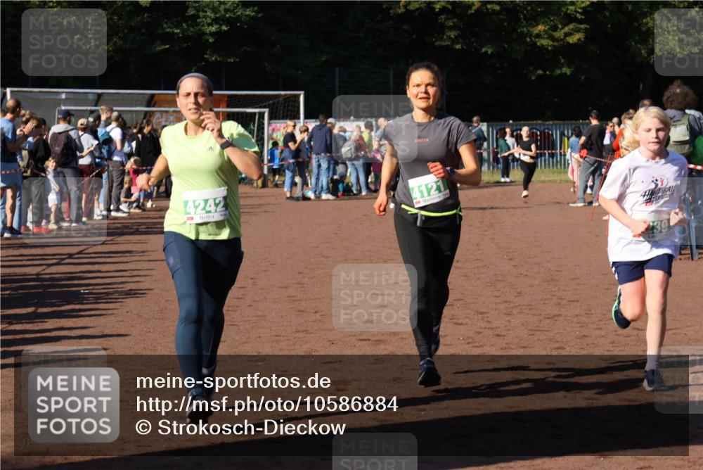 27.09.2026 - 35. Volkslauf durch das schöne Alstertal Strokosch-Dieckow http://msf.ph/oto/10586884 27.09.2026 10:58:14 Ziel 4031, 4067, 4078, 4121, 4239, 4242 meine-sportfotos.de