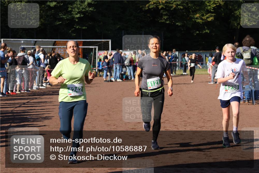 27.09.2026 - 35. Volkslauf durch das schöne Alstertal Strokosch-Dieckow http://msf.ph/oto/10586887 27.09.2026 10:58:14 Ziel 4031, 4067, 4078, 4121, 4239, 4242 meine-sportfotos.de