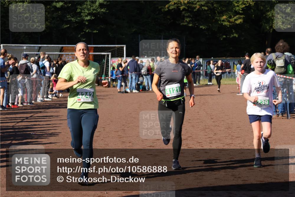 27.09.2026 - 35. Volkslauf durch das schöne Alstertal Strokosch-Dieckow http://msf.ph/oto/10586888 27.09.2026 10:58:14 Ziel 4031, 4067, 4078, 4121, 4239, 4242 meine-sportfotos.de