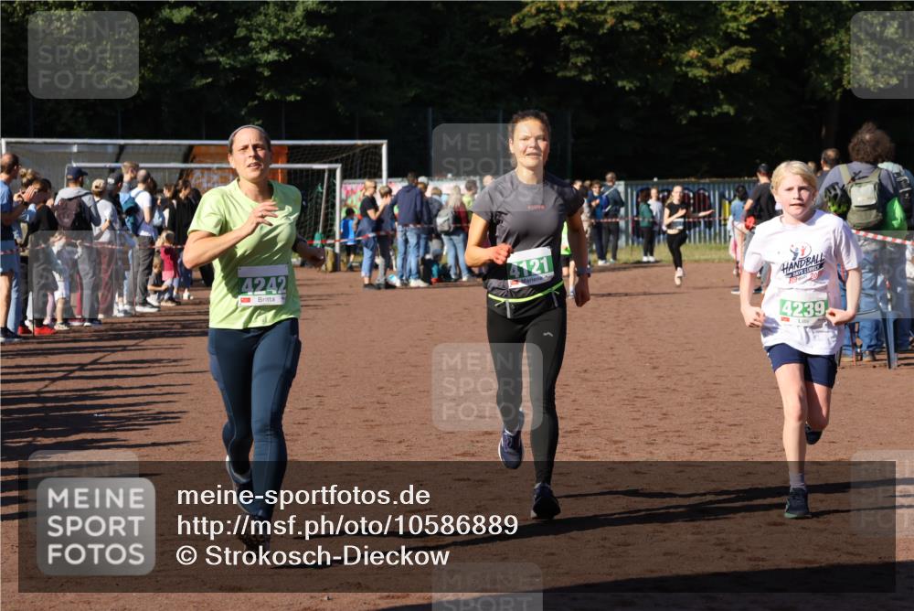 27.09.2026 - 35. Volkslauf durch das schöne Alstertal Strokosch-Dieckow http://msf.ph/oto/10586889 27.09.2026 10:58:14 Ziel 4031, 4067, 4078, 4121, 4239, 4242 meine-sportfotos.de