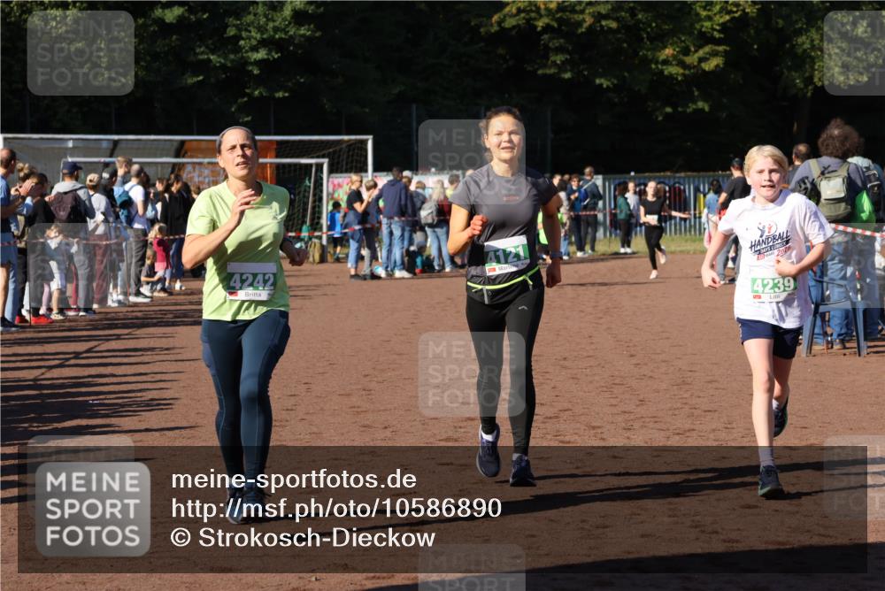 27.09.2026 - 35. Volkslauf durch das schöne Alstertal Strokosch-Dieckow http://msf.ph/oto/10586890 27.09.2026 10:58:14 Ziel 4031, 4067, 4078, 4121, 4239, 4242 meine-sportfotos.de