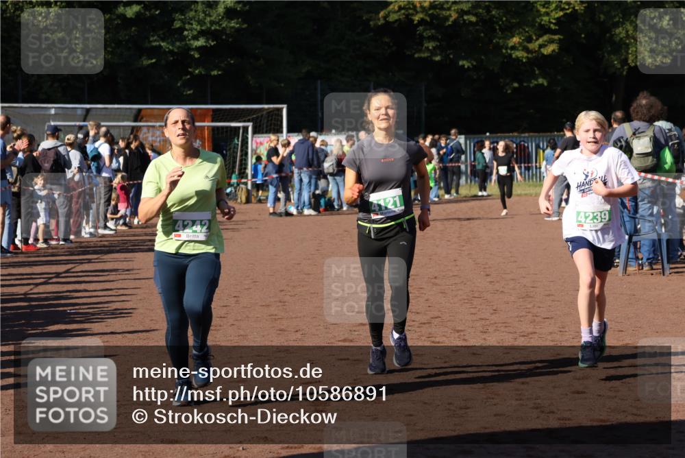 27.09.2026 - 35. Volkslauf durch das schöne Alstertal Strokosch-Dieckow http://msf.ph/oto/10586891 27.09.2026 10:58:14 Ziel 4031, 4067, 4078, 4121, 4239, 4242 meine-sportfotos.de