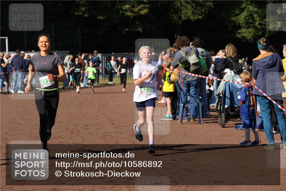 27.09.2026 - 35. Volkslauf durch das schöne Alstertal Strokosch-Dieckow http://msf.ph/oto/10586892 27.09.2026 10:58:13 Ziel 4031, 4067, 4087, 4121, 4239, 4242 meine-sportfotos.de