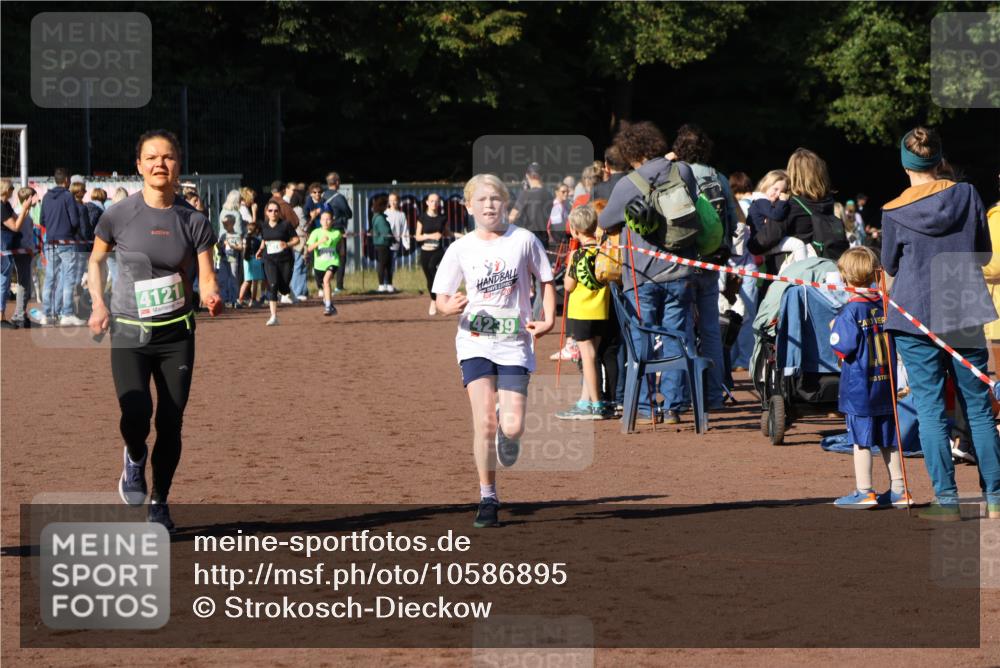 27.09.2026 - 35. Volkslauf durch das schöne Alstertal Strokosch-Dieckow http://msf.ph/oto/10586895 27.09.2026 10:58:13 Ziel 4031, 4067, 4087, 4121, 4239, 4242 meine-sportfotos.de