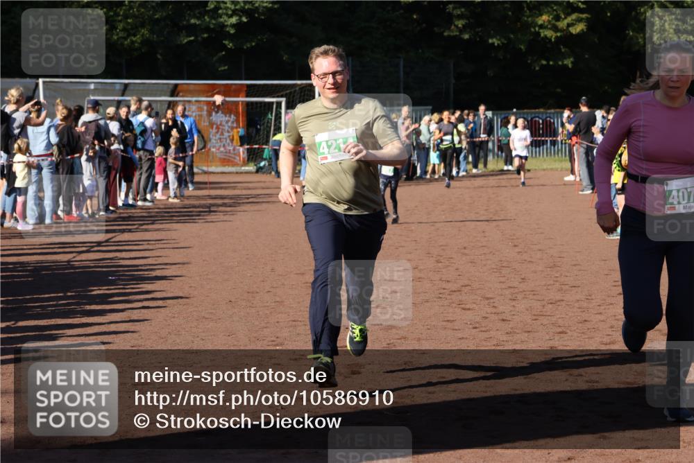 27.09.2026 - 35. Volkslauf durch das schöne Alstertal Strokosch-Dieckow http://msf.ph/oto/10586910 27.09.2026 10:58:03 Ziel 4073, 4087, 4213, 4214 meine-sportfotos.de