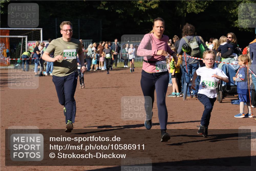 27.09.2026 - 35. Volkslauf durch das schöne Alstertal Strokosch-Dieckow http://msf.ph/oto/10586911 27.09.2026 10:58:02 Ziel 4073, 4087, 4213, 4214 meine-sportfotos.de