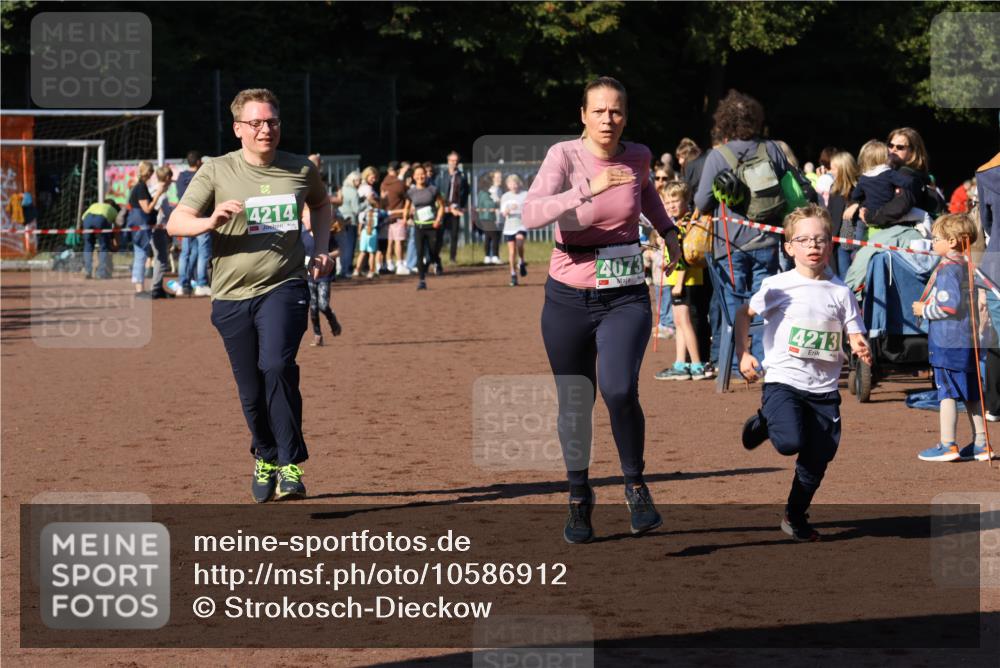 27.09.2026 - 35. Volkslauf durch das schöne Alstertal Strokosch-Dieckow http://msf.ph/oto/10586912 27.09.2026 10:58:02 Ziel 4073, 4087, 4213, 4214 meine-sportfotos.de