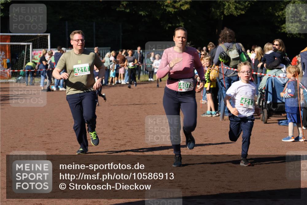 27.09.2026 - 35. Volkslauf durch das schöne Alstertal Strokosch-Dieckow http://msf.ph/oto/10586913 27.09.2026 10:58:02 Ziel 4073, 4087, 4213, 4214 meine-sportfotos.de