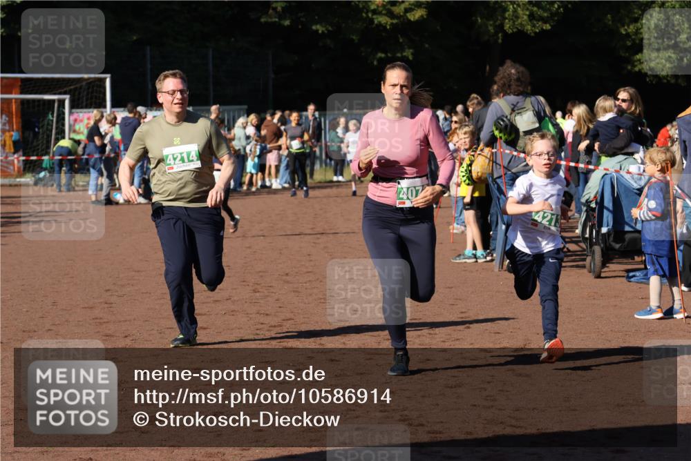 27.09.2026 - 35. Volkslauf durch das schöne Alstertal Strokosch-Dieckow http://msf.ph/oto/10586914 27.09.2026 10:58:01 Ziel 4073, 4087, 4213, 4214 meine-sportfotos.de