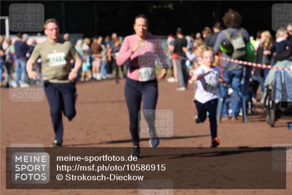 27.09.2026 - 35. Volkslauf durch das schöne Alstertal Strokosch-Dieckow http://msf.ph/oto/10586915 27.09.2026 10:58:01 Ziel 4073, 4087, 4213, 4214 meine-sportfotos.de