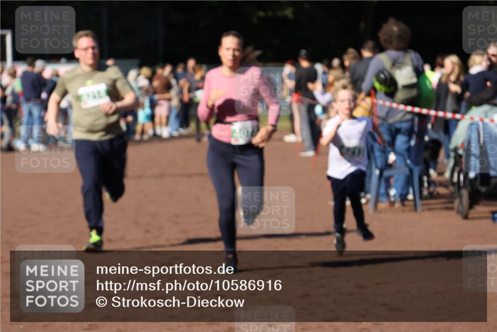 27.09.2026 - 35. Volkslauf durch das schöne Alstertal Strokosch-Dieckow http://msf.ph/oto/10586916 27.09.2026 10:58:01 Ziel 4073, 4087, 4213, 4214 meine-sportfotos.de