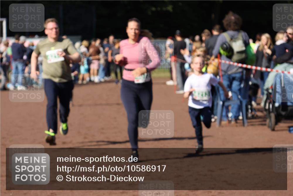 27.09.2026 - 35. Volkslauf durch das schöne Alstertal Strokosch-Dieckow http://msf.ph/oto/10586917 27.09.2026 10:58:01 Ziel 4073, 4087, 4213, 4214 meine-sportfotos.de