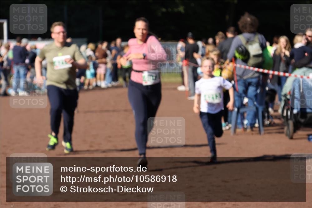 27.09.2026 - 35. Volkslauf durch das schöne Alstertal Strokosch-Dieckow http://msf.ph/oto/10586918 27.09.2026 10:58:01 Ziel 4073, 4087, 4213, 4214 meine-sportfotos.de