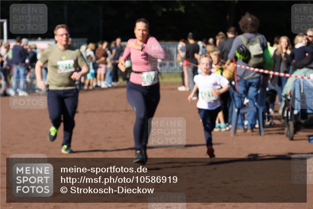 27.09.2026 - 35. Volkslauf durch das schöne Alstertal Strokosch-Dieckow http://msf.ph/oto/10586919 27.09.2026 10:58:01 Ziel 4073, 4087, 4213, 4214 meine-sportfotos.de