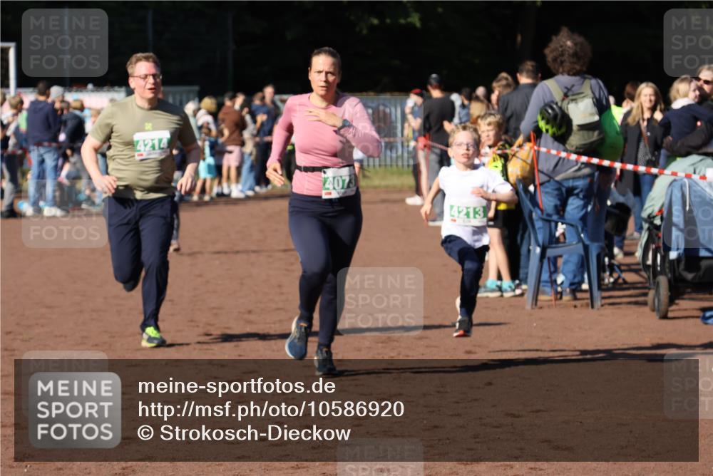 27.09.2026 - 35. Volkslauf durch das schöne Alstertal Strokosch-Dieckow http://msf.ph/oto/10586920 27.09.2026 10:58:01 Ziel 4073, 4087, 4213, 4214 meine-sportfotos.de