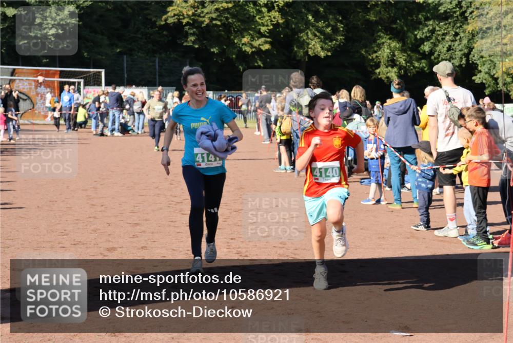 27.09.2026 - 35. Volkslauf durch das schöne Alstertal Strokosch-Dieckow http://msf.ph/oto/10586921 27.09.2026 10:57:57 Ziel 4073, 4140, 4141, 4213, 4214, 4221 meine-sportfotos.de