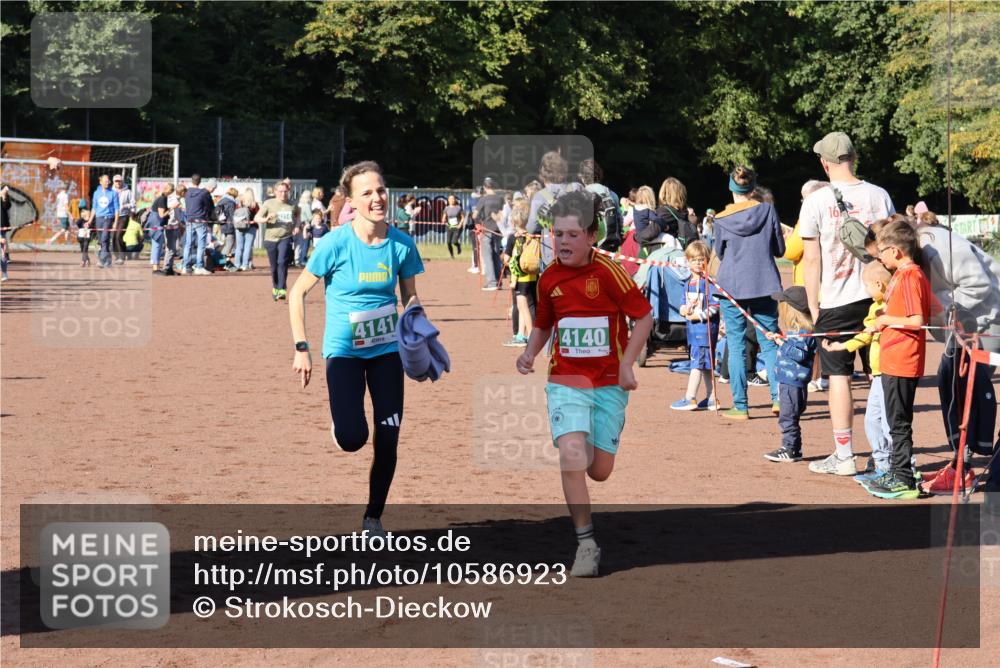 27.09.2026 - 35. Volkslauf durch das schöne Alstertal Strokosch-Dieckow http://msf.ph/oto/10586923 27.09.2026 10:57:57 Ziel 4073, 4140, 4141, 4213, 4214, 4221 meine-sportfotos.de