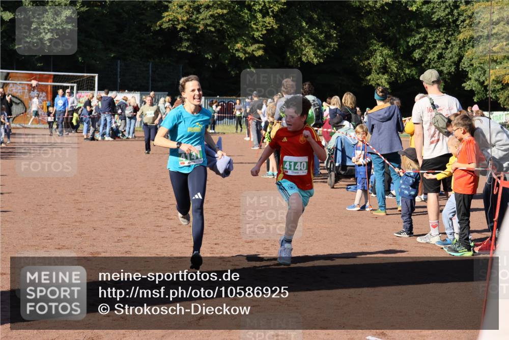 27.09.2026 - 35. Volkslauf durch das schöne Alstertal Strokosch-Dieckow http://msf.ph/oto/10586925 27.09.2026 10:57:57 Ziel 4073, 4140, 4141, 4213, 4214, 4221 meine-sportfotos.de