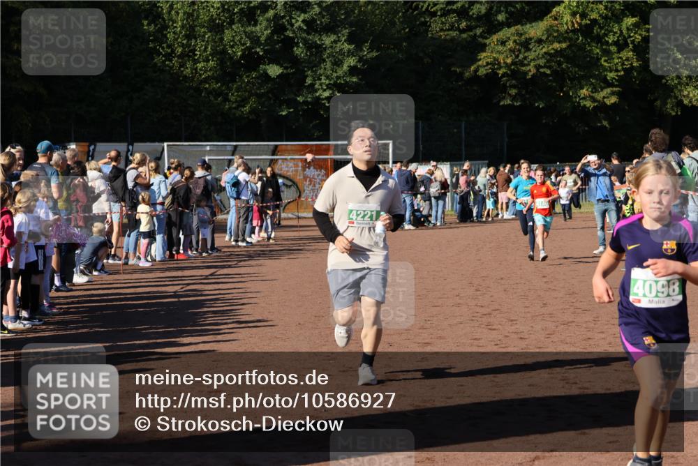 27.09.2026 - 35. Volkslauf durch das schöne Alstertal Strokosch-Dieckow http://msf.ph/oto/10586927 27.09.2026 10:57:52 Ziel 4098, 4140, 4141, 4162, 4204, 4221 meine-sportfotos.de