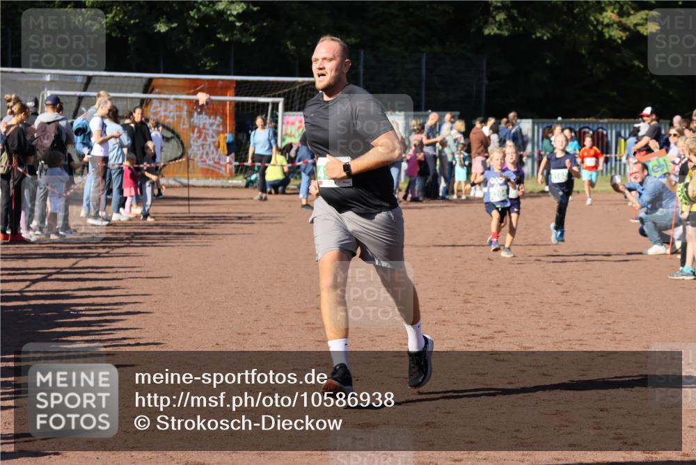27.09.2026 - 35. Volkslauf durch das schöne Alstertal Strokosch-Dieckow http://msf.ph/oto/10586938 27.09.2026 10:57:46 Ziel 4098, 4122, 4162, 4169, 4204, 4221 meine-sportfotos.de