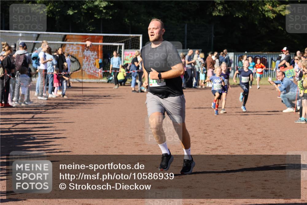 27.09.2026 - 35. Volkslauf durch das schöne Alstertal Strokosch-Dieckow http://msf.ph/oto/10586939 27.09.2026 10:57:46 Ziel 4098, 4122, 4162, 4169, 4204, 4221 meine-sportfotos.de