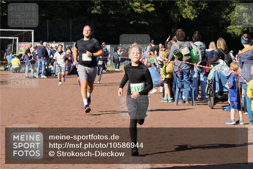 27.09.2026 - 35. Volkslauf durch das schöne Alstertal Strokosch-Dieckow http://msf.ph/oto/10586944 27.09.2026 10:57:44 Ziel 4098, 4122, 4162, 4169, 4204 meine-sportfotos.de