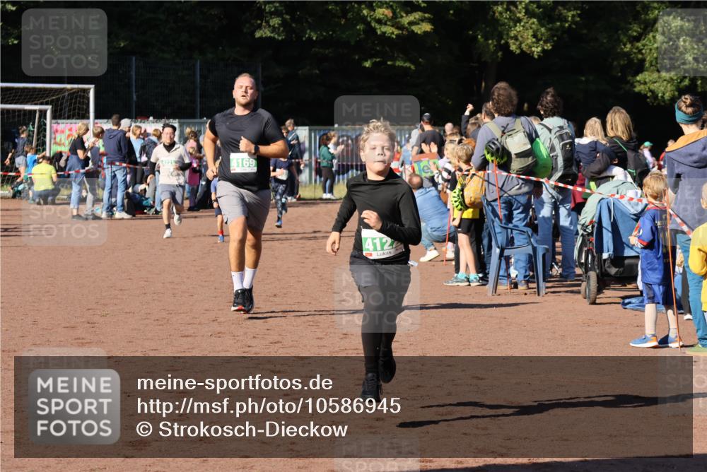 27.09.2026 - 35. Volkslauf durch das schöne Alstertal Strokosch-Dieckow http://msf.ph/oto/10586945 27.09.2026 10:57:44 Ziel 4098, 4122, 4162, 4169, 4204 meine-sportfotos.de