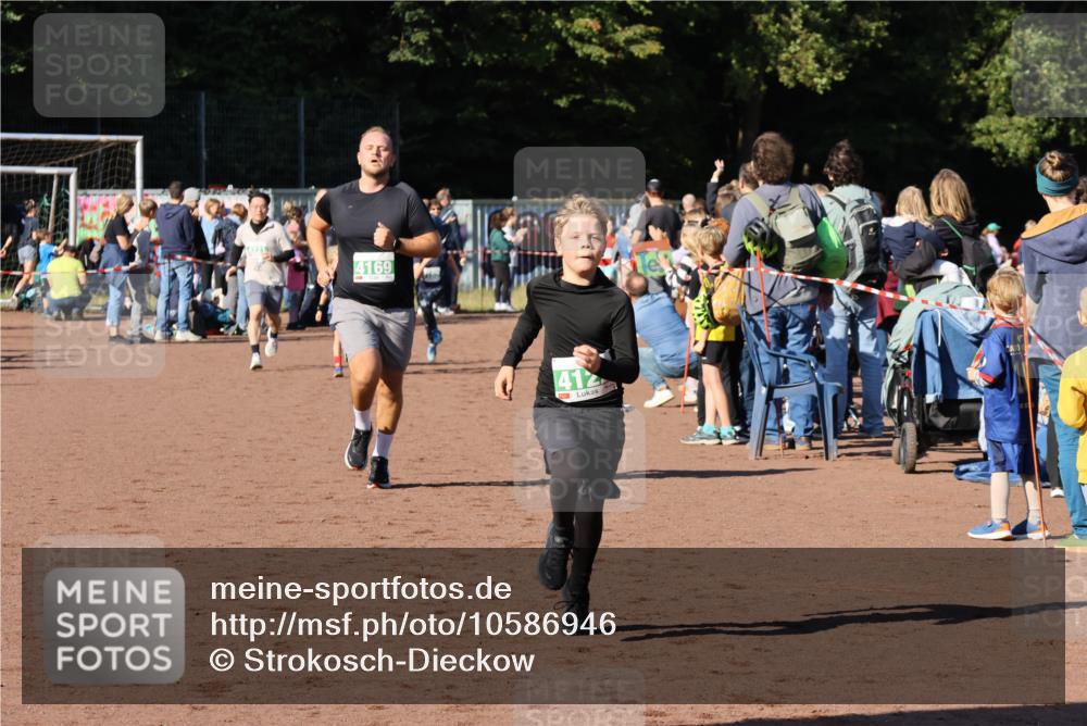 27.09.2026 - 35. Volkslauf durch das schöne Alstertal Strokosch-Dieckow http://msf.ph/oto/10586946 27.09.2026 10:57:44 Ziel 4098, 4122, 4162, 4169, 4204 meine-sportfotos.de