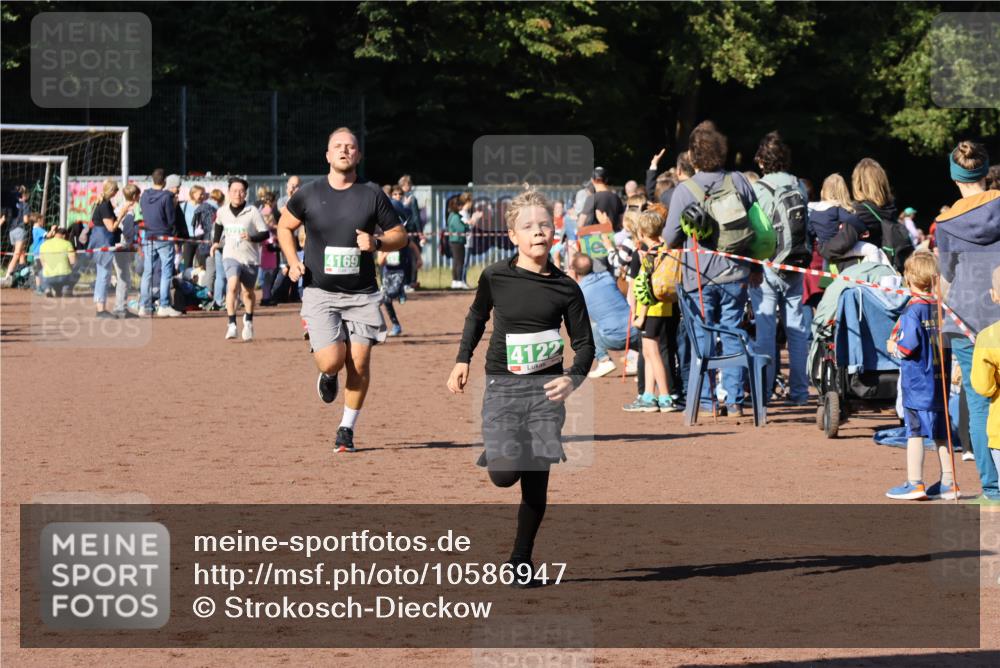 27.09.2026 - 35. Volkslauf durch das schöne Alstertal Strokosch-Dieckow http://msf.ph/oto/10586947 27.09.2026 10:57:43 Ziel 4030, 4098, 4122, 4162, 4169, 4204 meine-sportfotos.de