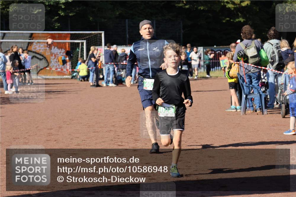 27.09.2026 - 35. Volkslauf durch das schöne Alstertal Strokosch-Dieckow http://msf.ph/oto/10586948 27.09.2026 10:57:38 Ziel 4028, 4030, 4085, 4122 meine-sportfotos.de