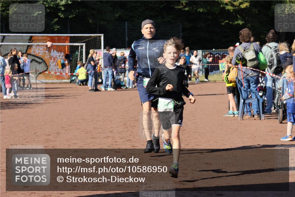 27.09.2026 - 35. Volkslauf durch das schöne Alstertal Strokosch-Dieckow http://msf.ph/oto/10586950 27.09.2026 10:57:38 Ziel 4028, 4030, 4085, 4122 meine-sportfotos.de