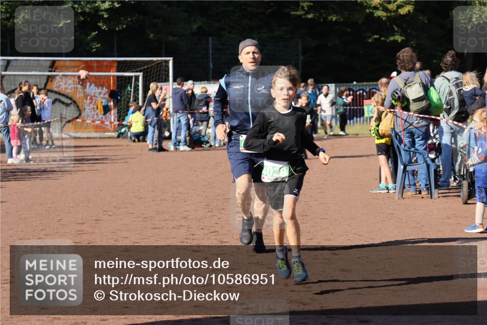 27.09.2026 - 35. Volkslauf durch das schöne Alstertal Strokosch-Dieckow http://msf.ph/oto/10586951 27.09.2026 10:57:38 Ziel 4028, 4030, 4085, 4122 meine-sportfotos.de