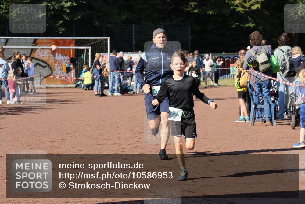 27.09.2026 - 35. Volkslauf durch das schöne Alstertal Strokosch-Dieckow http://msf.ph/oto/10586953 27.09.2026 10:57:37 Ziel 4028, 4030, 4085, 4122 meine-sportfotos.de