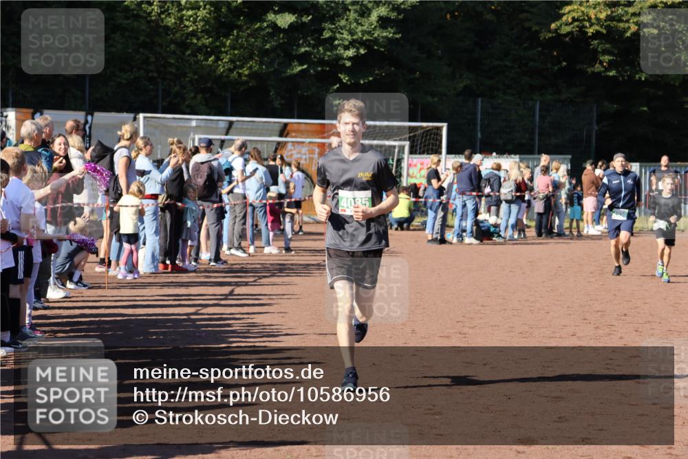 27.09.2026 - 35. Volkslauf durch das schöne Alstertal Strokosch-Dieckow http://msf.ph/oto/10586956 27.09.2026 10:57:32 Ziel 4028, 4030, 4085 meine-sportfotos.de