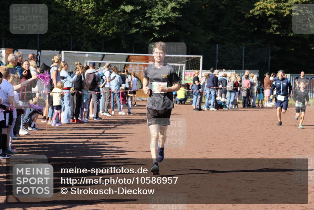27.09.2026 - 35. Volkslauf durch das schöne Alstertal Strokosch-Dieckow http://msf.ph/oto/10586957 27.09.2026 10:57:32 Ziel 4028, 4030, 4085 meine-sportfotos.de