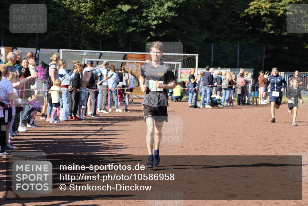 27.09.2026 - 35. Volkslauf durch das schöne Alstertal Strokosch-Dieckow http://msf.ph/oto/10586958 27.09.2026 10:57:32 Ziel 4028, 4030, 4085 meine-sportfotos.de