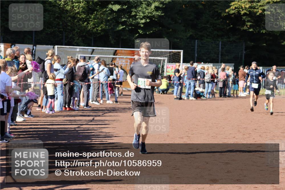 27.09.2026 - 35. Volkslauf durch das schöne Alstertal Strokosch-Dieckow http://msf.ph/oto/10586959 27.09.2026 10:57:32 Ziel 4028, 4030, 4085 meine-sportfotos.de