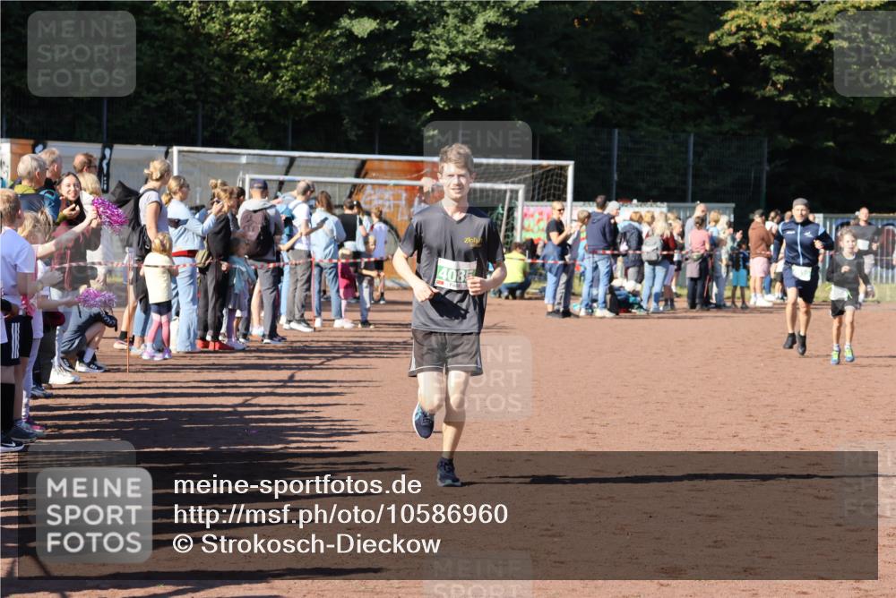 27.09.2026 - 35. Volkslauf durch das schöne Alstertal Strokosch-Dieckow http://msf.ph/oto/10586960 27.09.2026 10:57:32 Ziel 4028, 4030, 4085 meine-sportfotos.de
