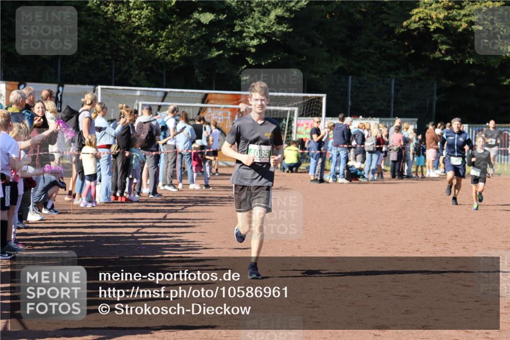 27.09.2026 - 35. Volkslauf durch das schöne Alstertal Strokosch-Dieckow http://msf.ph/oto/10586961 27.09.2026 10:57:32 Ziel 4028, 4030, 4085 meine-sportfotos.de