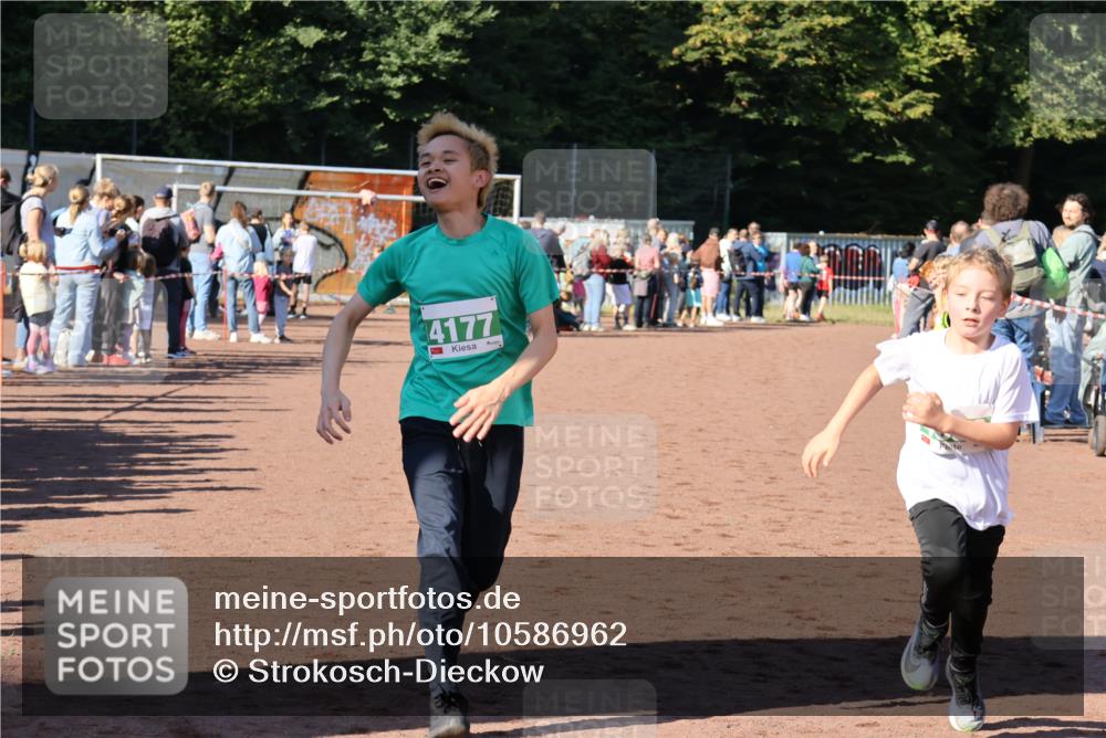 27.09.2026 - 35. Volkslauf durch das schöne Alstertal Strokosch-Dieckow http://msf.ph/oto/10586962 27.09.2026 10:57:13 Ziel 4059, 4177 meine-sportfotos.de