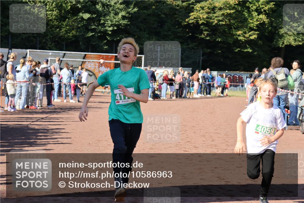 27.09.2026 - 35. Volkslauf durch das schöne Alstertal Strokosch-Dieckow http://msf.ph/oto/10586963 27.09.2026 10:57:13 Ziel 4059, 4177 meine-sportfotos.de