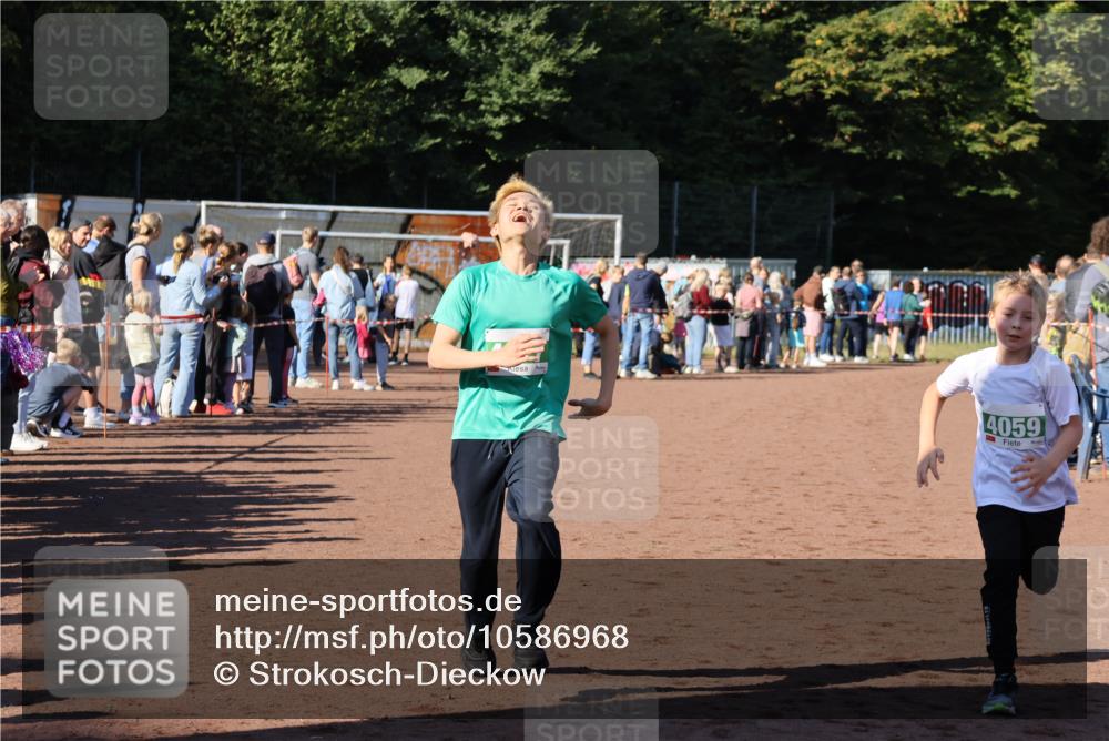 27.09.2026 - 35. Volkslauf durch das schöne Alstertal Strokosch-Dieckow http://msf.ph/oto/10586968 27.09.2026 10:57:12 Ziel 4059, 4177 meine-sportfotos.de