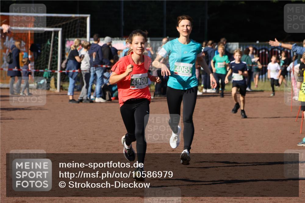 27.09.2026 - 35. Volkslauf durch das schöne Alstertal Strokosch-Dieckow http://msf.ph/oto/10586979 27.09.2026 10:57:00 Ziel 4065, 4094, 4960 meine-sportfotos.de