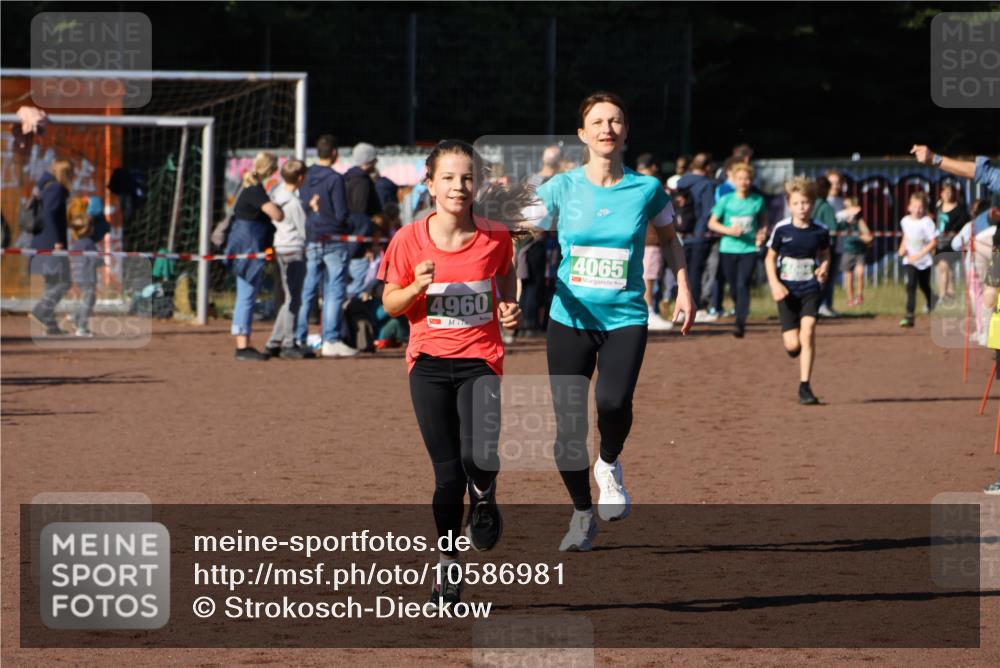 27.09.2026 - 35. Volkslauf durch das schöne Alstertal Strokosch-Dieckow http://msf.ph/oto/10586981 27.09.2026 10:57:00 Ziel 4065, 4094, 4960 meine-sportfotos.de