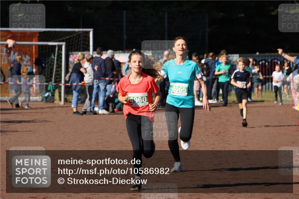 27.09.2026 - 35. Volkslauf durch das schöne Alstertal Strokosch-Dieckow http://msf.ph/oto/10586982 27.09.2026 10:57:00 Ziel 4065, 4094, 4960 meine-sportfotos.de